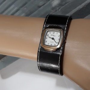Awny Sports Cuff Watch Retro Desing and Look Works Women Watches Leather Band
